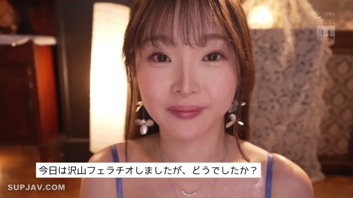 室内 · 微笑 · 面部特写 · 注视 · 正面 · 蓝色吊带