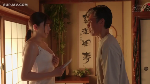 严肃 · 中景 · 对视 · 手机 · 日式和室 · 白色吊带裙 · 成熟男性 · 对立而站