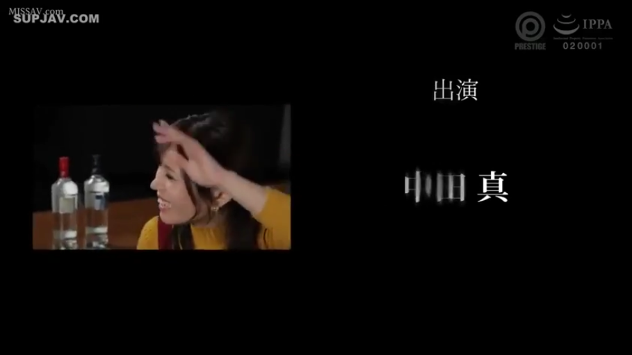 室内 · 坐姿 · 中景 · 酒瓶 · 开心 · 黄色上衣 · 欢笑 · 日本女优