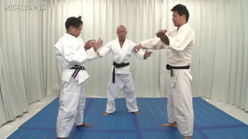 专注 · 站姿 · 全景 · 多人 · 柔道服 · 道场 · 训练 · 训练垫