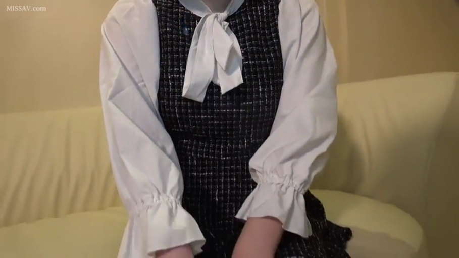 无表情 · 室内沙发 · 上半身躯干特写 · 颈部系白色领结