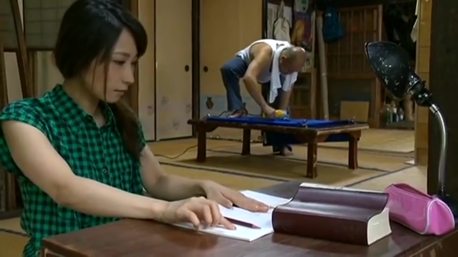 专注 · 和室 · 铅笔 · 绿色格子衬衫 · 写字的手 · 室内光线充足