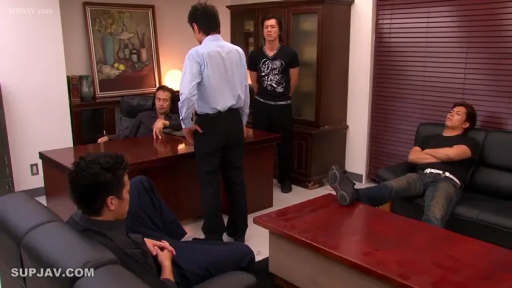 交谈 · 严肃 · 办公室 · 办公桌 · 中景 · 站姿 · 多人 · 衬衫西裤