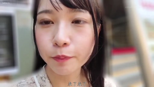眼睛特写 · 户外 · 略带笑意 · 浅色印花上衣