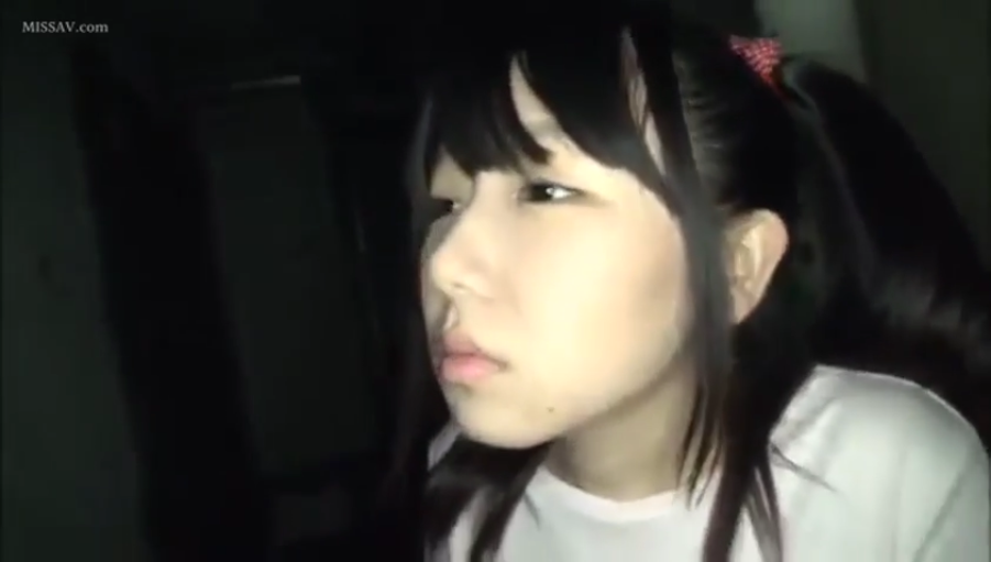 暗室 · 面部特写 · 茫然 · 白色T恤 · 光线昏暗