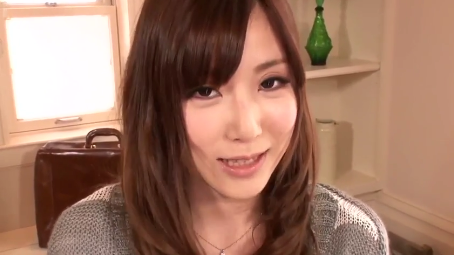 脸部特写 · 微笑 · 注视镜头 · 室内房间 · 灰色针织衫 · 亚洲女性 · 装饰瓶 · 正面坐姿