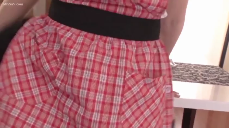 站立 · 房间 · 腰部特写 · 红色格纹连衣裙