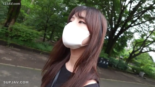 脸部特写 · 观察中 · 室外 · 白色口罩