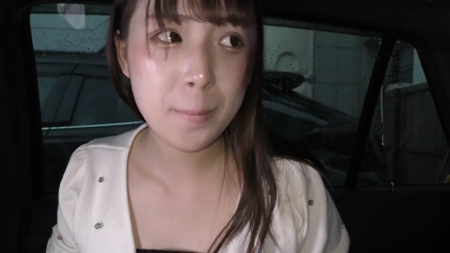 面部特写 · 警惕 · 汽车后座 · 白色长袖上衣 · 车窗外阴暗