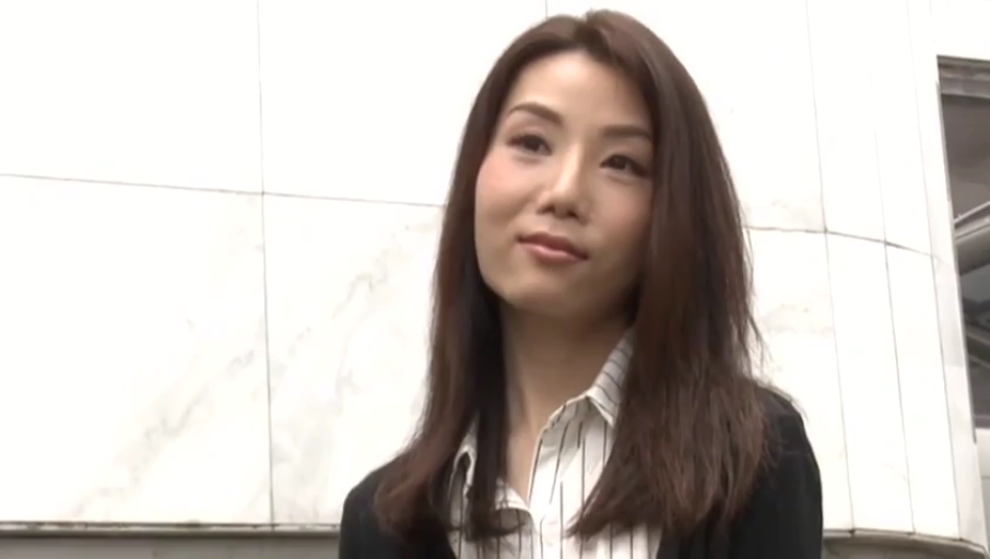 上半身特写 · 注视 · 黑色西装外套 · 办公楼外 · 日常妆容