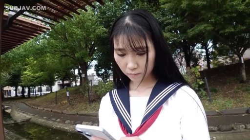 面无表情 · 水手服 · 手机 · 公园 · 脸部中景