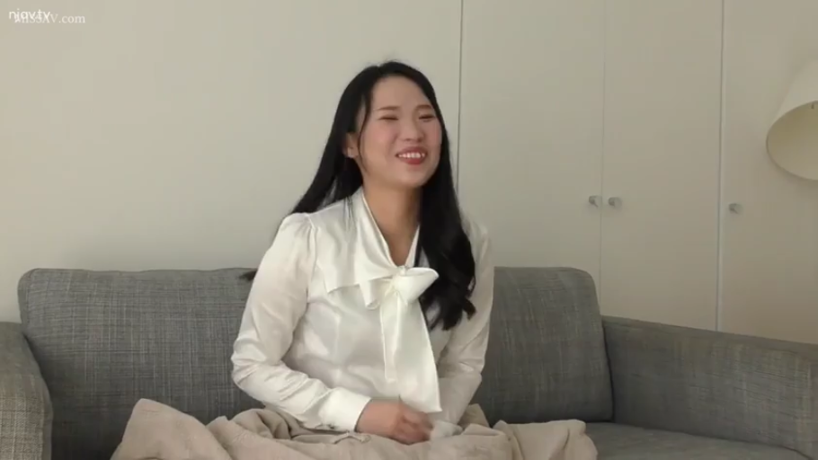 坐姿 · 中景 · 白色衬衫 · 谈话 · 室内沙发 · 笑容 · 黑长直 · 毛毯