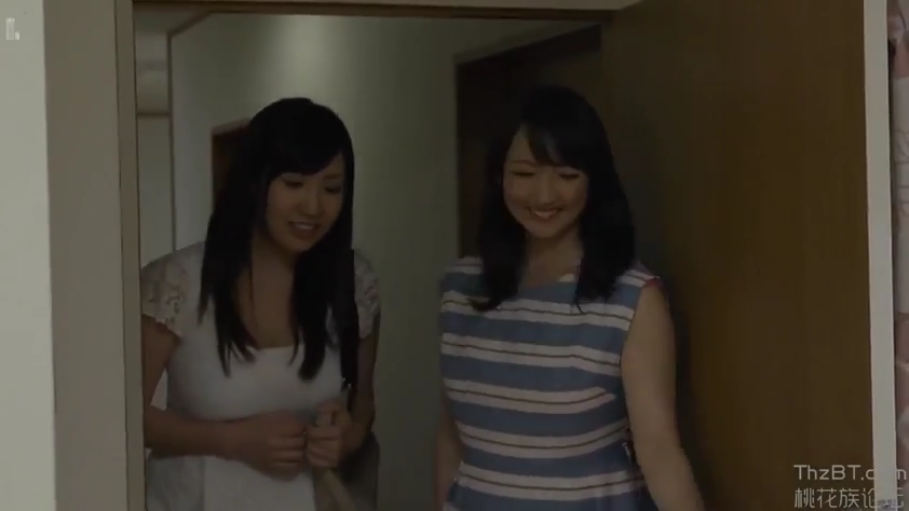 房门口 · 微笑 · 蓝白条纹连衣裙