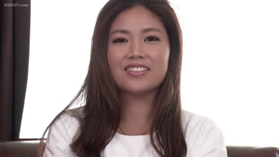 室内 · 坐姿 · 微笑 · 面部特写 · 白色上衣 · 对视