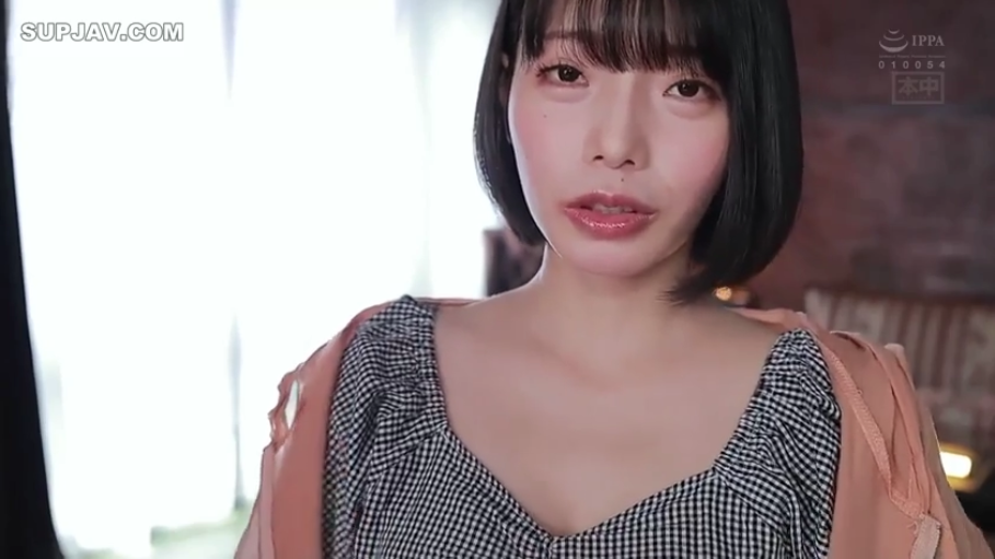 室内 · 脸部特写 · 站立 · 自然 · 凝视 · 短发 · 格子衫