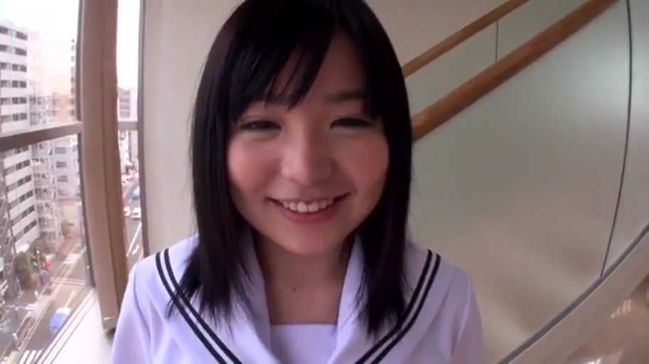 脸部特写 · 微笑 · 楼梯口 · 白色水手服校服