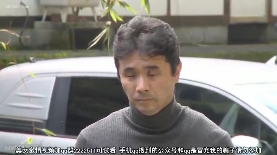 脸部特写 · 站立 · 灰色高领毛衣 · 户外