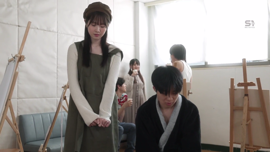 贝雷帽 · 年轻女性特写 · 女性平静 · 美术教室 · 男性穿黑色浴袍
