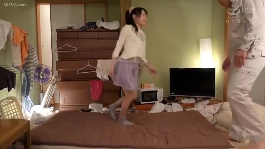 卧室 · 站立 · 自然 · 杂乱 · 远景 · 电视 · 裙子 · 走动