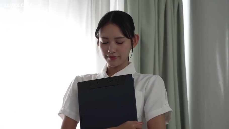 窗前 · 温柔微笑 · 上半身特写 · 文件夹 · 光线明亮 · 白色短袖衬衫制服