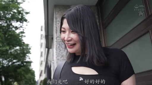 开朗 · 室外 · 黑色镂空露肩上衣 · 脸部中景