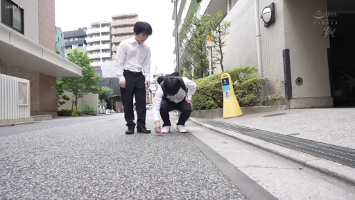 蹲下 · 平静 · 西裤 · 远景 · 警示桩 · 户外街道 · 拾取 · 日间