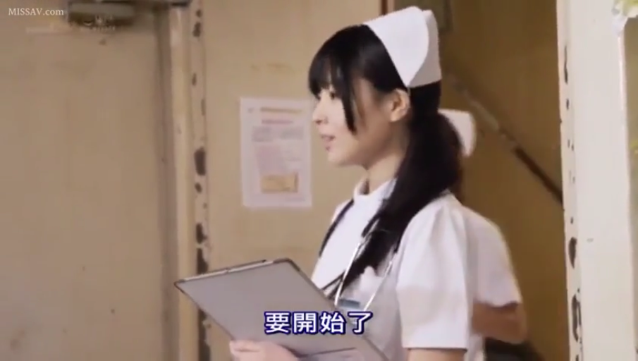 白色护士制服 · 职业微笑 · 侧脸特写 · 护士帽 · 病房或诊室