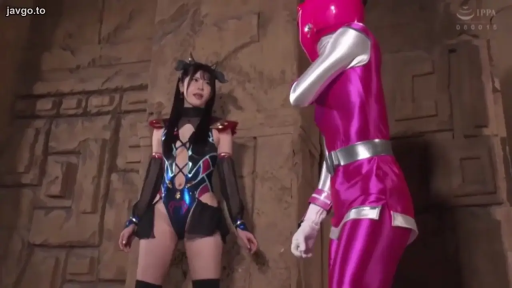 严肃 · 角色扮演 · 站立 · 头盔 · 对峙 · 紧身衣 · 遗迹 · 无特写