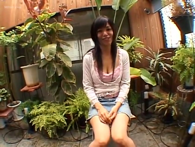 上半身特写 · 微笑 · 白色薄外套 · 光线明亮 · 植物园艺区