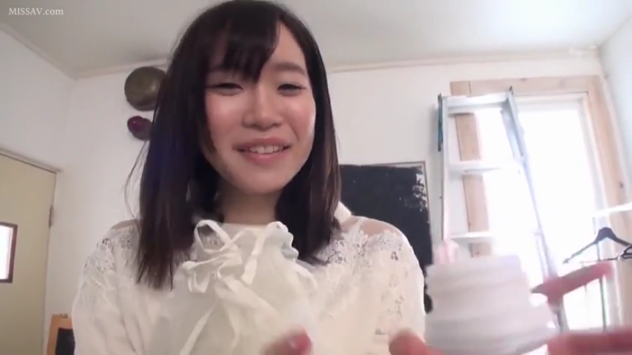 润滑剂瓶身特写 · 温柔 · 白色蕾丝上衣 · 室内卧室 · 润滑剂