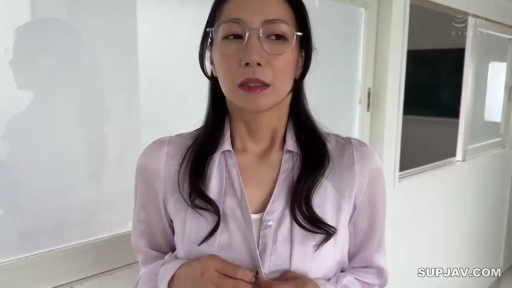 走廊 · 心事重重 · 眼镜 · 面部特写 · 内搭背心