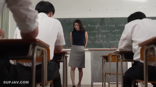 严肃 · 教室 · 站立 · 职业装 · 授课 · 黑板 · 女教师