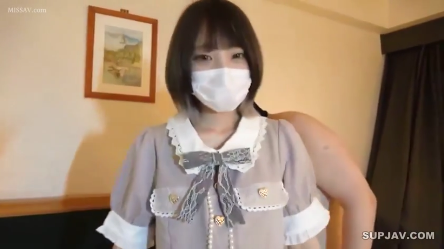 室内 · 站立 · 平静 · 注视 · 连衣裙 · 短发 · 口罩