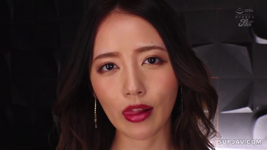 室内 · 脸部特写 · 耳环 · 正面 · 舔唇