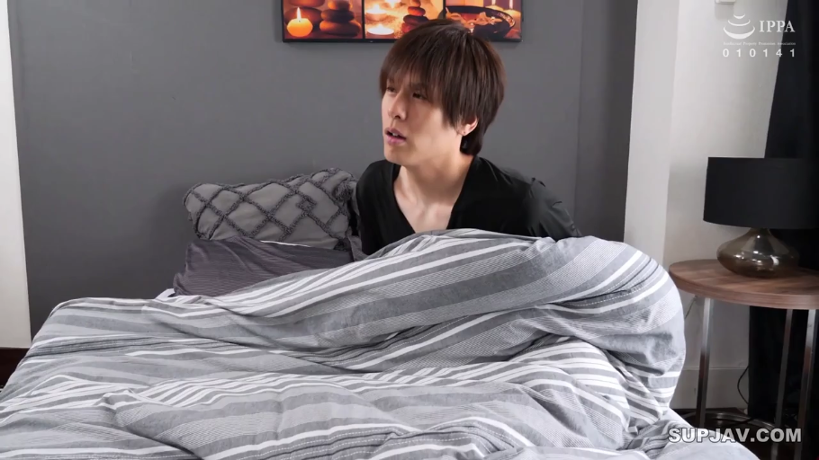 坐姿 · 卧室 · 上半身 · 男性 · 黑色上衣 · 迷茫 · 条纹被子 · 刚睡醒