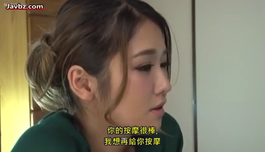 室内 · 交谈 · 脸部特写 · 中文字幕 · 认真 · 侧身姿势 · 墨绿色上衣