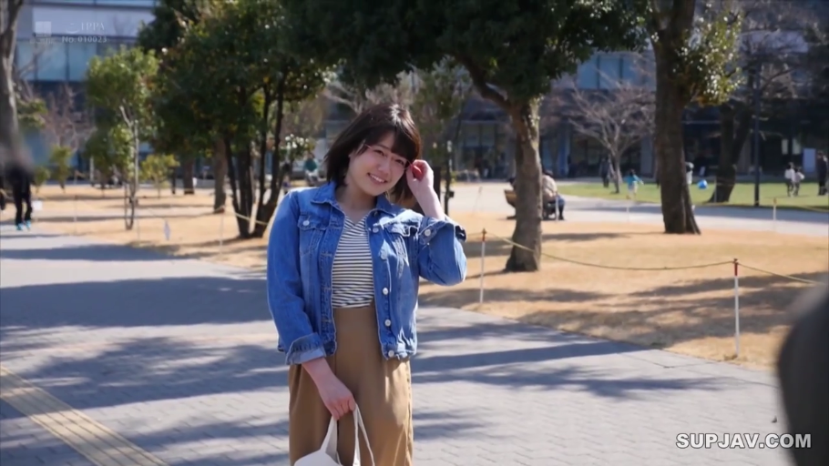 站立 · 中景 · 微笑 · 公园 · 牛仔外套 · 街拍 · 撩头发 · 手提袋