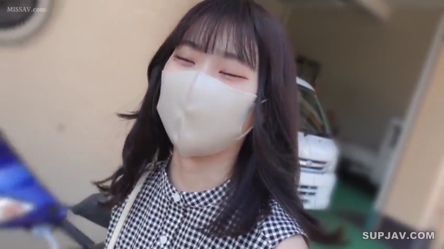 站立 · 面部特写 · 户外 · 口罩 · 走动 · 素人感 · 眯眼微笑 · 格子无袖衫